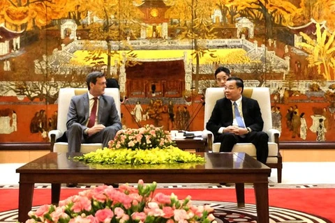 4 ноября председатель Народного комитета Ханоя Чу Нгок Ань (справа) принимает странового директора АБР во Вьетнаме Эндрю Джеффриса (Фото: Интернет)