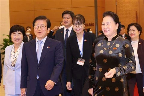 Спикер Национального собрания (НС) Республики Корея Пак Бён Сок и председатель НС Вьетнама Нгуен Тхи Ким Нган (справа) (Фото: ВИА) 