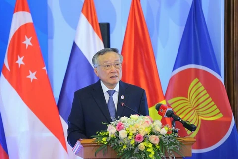 Председатель Верховного народного суда Вьетнама Нгуен Хоа Бинь выступает с приветственной речью на заседании 5 ноября (Фото: ВИА) 