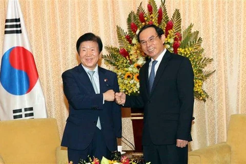 Секретарь секретарь парткома города Хошимина Нгуен Ван Нен (справа) и спикер НС Республики Корея Пак Бён Сок (Фото: ВИА) 