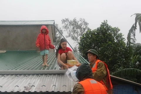 Помощь предоставляется жителям затопленной коммуны Хынг Чунг района Хынг Нгуен, провинция Нгеан (Фото: ВИА)