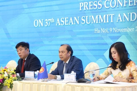 Заместитель министра иностранных дел и генеральный секретарь Национального комитета АСЕАН-2020 Нгуен Куок Зунг (в центре) (Источник: ВИА)