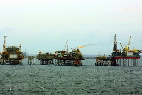 Нефтяные вышки PetroVietnam на месторождении Баххо (Фото: ВИА)