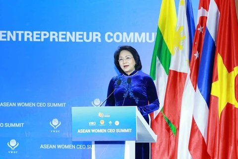 Вице-президент Данг Тхи Нгок Тхинь выступает с речью на саммите женщин-генеральных директоров стран АСЕАН в Ханое 9 ноября (Фото: ВИА)