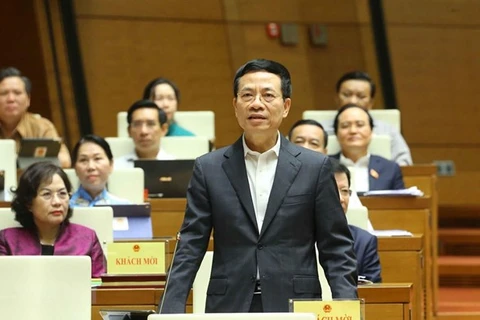 Министр информации и коммуникаций Нгуен Ман Хунг выступает на заседании вопросов и ответов в Национальном собрании (НС) 14-созыва (Фото: ВИА)