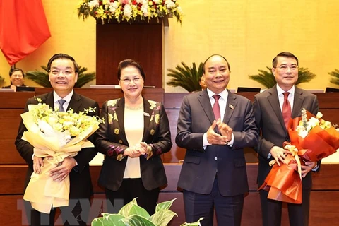 Председатель НС Нгуен Тхи Ким Нган (вторая слева) и премьер-минист Нгуен Суан Фук (третий слева) подарили цветы Ле Минь Хынгу и Тью Нгок Ане (крайний слева)