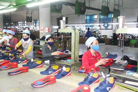 Производство спортивной обуви на экспорт в обувном акционерном обществе Фук-йен (Фото: baovinhphuc.com)