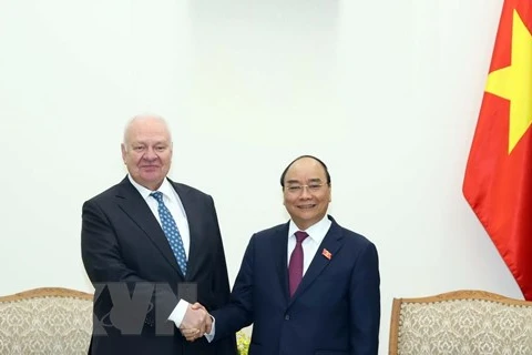 Премьер-министр Нгуен Суан Фук принял в Ханое посла России во Вьетнаме Константина Внукова 11 ноября. (Фото: Тхонг Нят/ВИА)