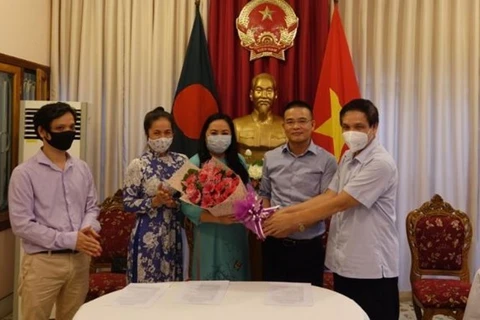 Посол Вьетнама в Бангладеше Фам Виет Тьиен (справа). (Фото: baoquocte.vn)