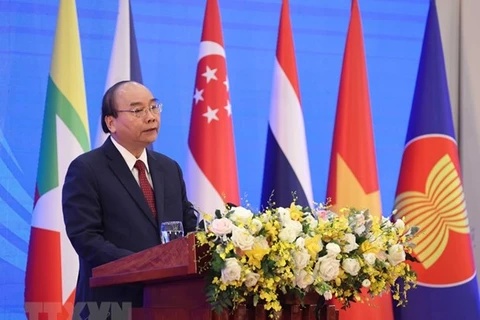 Премьер-министр Нгуен Суан Фук выступает на 37-м Саммите АСЕАН, 12 ноября. (Фото: ВИА)