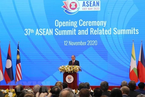 Премьер-министр Вьетнама Нгуен Суан Фук выступает с речью на церемонии открытия 37-го саммита АСЕАН в Ханое, 12 ноября. (Фото: ВИА)