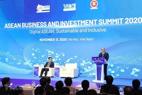 Премьер-министр Нгуен Суан Фук выступает на Саммите по бизнесу и инвестициям АСЕАН 2020 (ASEAN BIS 2020) (Фото: ВИА)