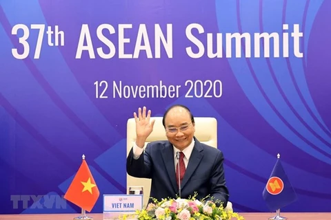Премьер-министр Нгуен Суан Фук приветсвует региональных лидеров на онлайн-37-м саммите АСЕАН 12 ноября (Фото: ВИА)