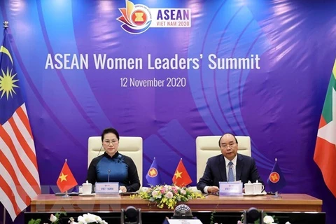 Председатель НС Нгуен Тхи Ким Нган (слева) и премьер-министр Нгуен Суан Фук на мероприятии (Фото: ВИА)