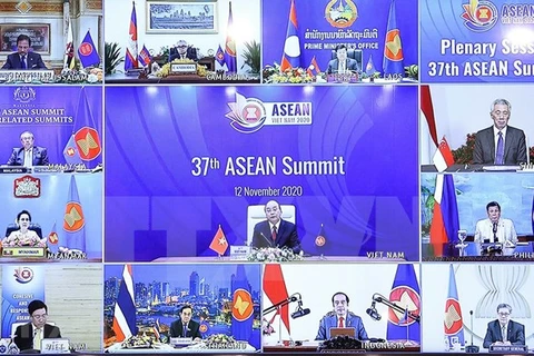 Премьер-министр Нгуен Суан Фук председательствует на пленарном заседании 37-го саммита АСЕАН 12 ноября. (Фото: ВИА)