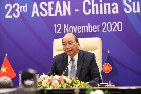 Премьер-министр Нгуен Суан Фук выступает на онлайн-23-м саммите АСЕАН-Китай 12 ноября (Фото: ВИА)