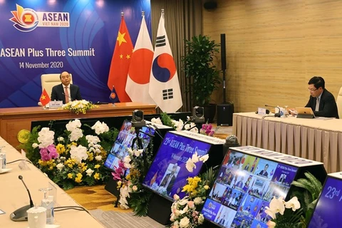 Премьер-министр Нгуен Суан Фук председательствует на онлайн-23-й конференции на высоком уровне «АСЕАН+3» 14 ноября (Фото: ВИА)