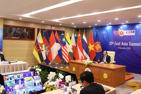 Премьер-министр Нгуен Суан Фук, председатель ASEAN 2020, принимает участие в 15-й конференции на высоком уровне стран Восточной Азии (Фото: ВИА)
