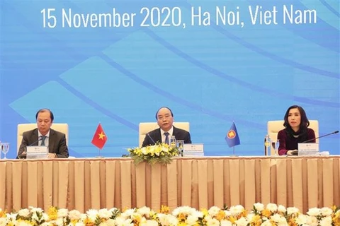 Премьер-министр Нгуен Суан Фук (в центре) выступает на пресс-конференции (Фото: ВИА)