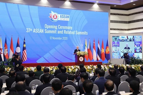 Генеральный секретарь ЦК КПВ, президент Нгуен Фу Чонг выступает на церемонии открытия 37-го саммита АСЕАН и связанных с ним саммитов в Ханое 12 ноября (Фото: ВИА)