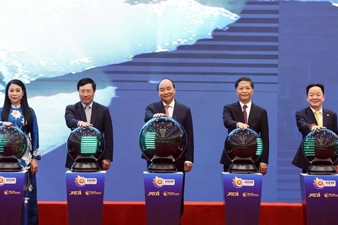 Премьер-министр Нгуен Суан Фук (в центре) и официальные лица Вьетнама на открытии сети интеллектуальной логистики АСЕАН в Ханое 14 ноября (Фото: ВИА)