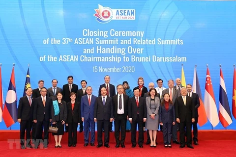 Премьер-министр Нгуен Суан Фук (шестой слева, в первом ряду) представляет фотографию с делегатами церемонии закрытия 37-го саммита АСЕАН и связанных с ним встреч (Источник: ВИА)