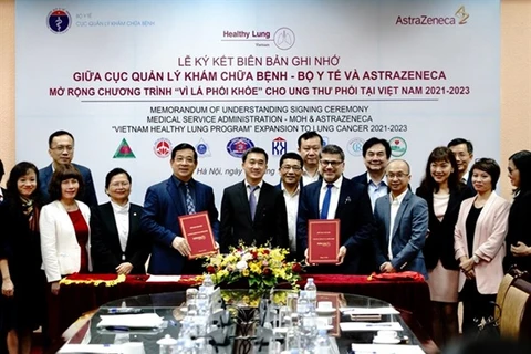 16 ноября в Ханое представители Управления медицинских услуг при Министерстве здравоохранения и AstraZeneca подписали вторую фазу программы “Здоровые легкие Вьетнама” на 2021-2023 гг. (Фото: ВИА)