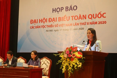 Заместитель министра и заместитель председателя CEMA Хоанг Тхи Хань выстпает с речью на пресс-конференции. (Фото: baodantoc.vn)