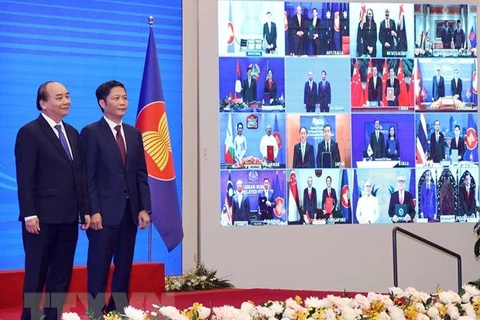 Премьер-министр Вьетнама Нгуен Суан Фук (слева) и министр Торговли и Промышленности Чан Туан Ань на церемонии подписания ВРЭП. (Фото: ВИА)