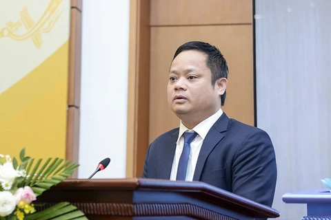 На пресс-конференции выступает заместитель председателя Аппарата НС Ву Минь Туан. (Фото: quochoi.vn)