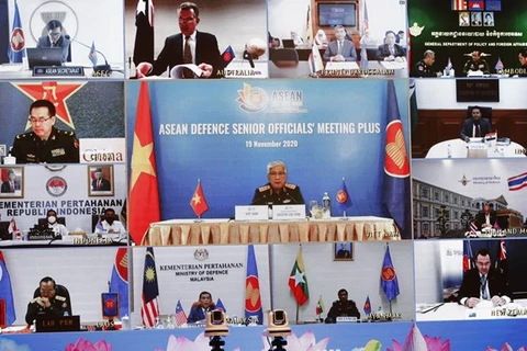 Заместитель министра обороны, генерал-полковник Нгуен Чи Винь (в центре) председательствует на онлайн-встрече старших должностных лиц обороны АСЕАН 19 ноября (Фото: ВИА)