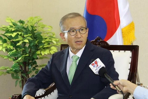 Посол Республики Корея (РК) в АСЕАН Лим Сун Нам отвечает корреспонденту ВИА. (Фото: ВИА)