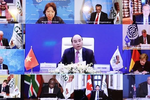 Премьер-министр Нгуен Суан Фук (в центре) выступает на второй онлайн-сессии в рамках саммита G20 22 ноября (Фото: ВИА)