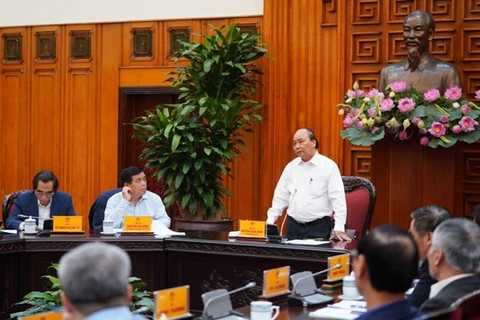 Премьер-министр Нгуен Суан Фук председательствует на недавней встрече с министерствами и секторами для обзора вьетнамо-лаосского сотрудничества, а также обсуждения подготовки к 43-й встрече Межправительственного вьетнамо-лаосского комитета (Фото:)
