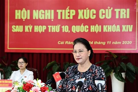 Председатель Национального собрания (НС) Нгуен Тхи Ким Нган выступает на встрече с избирателями района Кайранг. (Фото: ВИА)