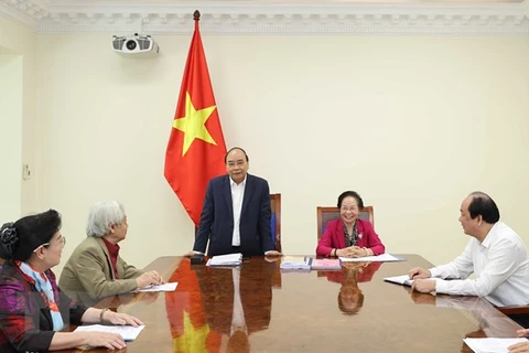 Премьер-министр Нгуен Суан Фук выступает на встрече с Вьетнамской ассоциацией содействия образованию. (Фото: ВИА)