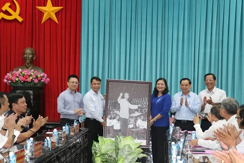 Генеральный директор ВИА Нгуен Дык Лой (второй слева) дарит фотографию покойного президента Хо Ши Мина руководству Бенче (Источник: ВИА)