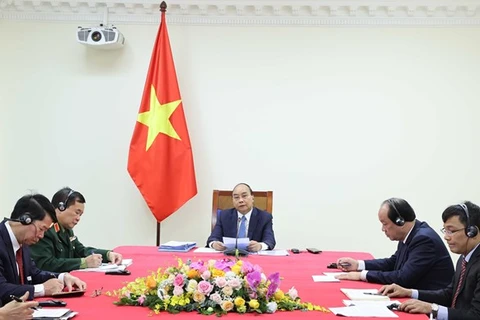 Премьер-министр Нгуен Суан Фук (в центре) на онлайн-переговорах со своим камбоджийским коллегой Самдечом Техо Хун Сеном 24 ноября (Фото: ВИА)