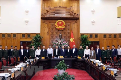 Премьер-министр Нгуен Суан Фук (6-й справа) и другие члены национального руководящего комитета по кибербезопасности на первом заседании 24 ноября (Фото: ВИА)