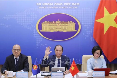 Заместитель министра иностранных дел и глава SOM Вьетнама при АСЕАН Нгуен Куок Зунг (в центре) на мероприятии (Фото: ВИА)