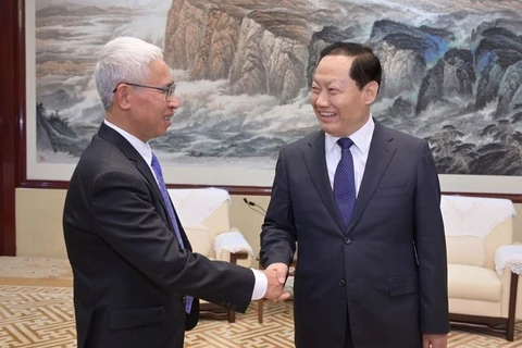 Посол Вьетнама в Китае Фам Шао Май (слева) встречается с секретарем партии провинции Сычуань. (Источник: baoquocte.vn)