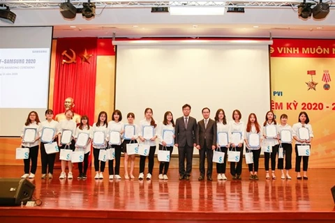Samsung Vietnam награждает стипендиями 135 выдающихся студентов, изучающих корейский язык. (Фото любезно предоставлено Samsung)