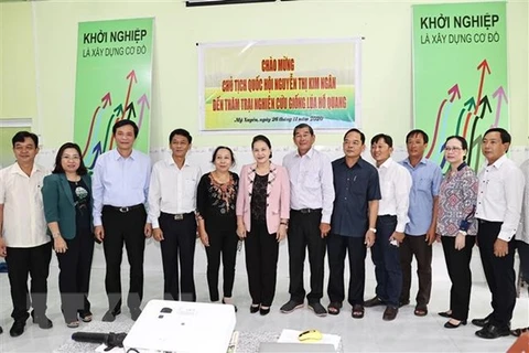 Председатель Национального собрания Нгуен Тхи Ким Нган посетила центр производства ароматного риса ST25 в районе Мисуан, провинция Шокчанг (Фото: ВИА)