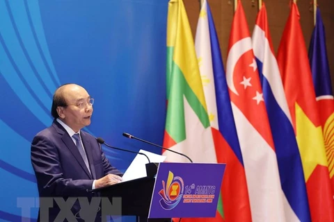 Премьер-министр Нгуен Суан Фук выступает на 14-м совещании министров стран АСЕАН по транснациональной преступности (AMMTC 14). (Фото: ВИА) 