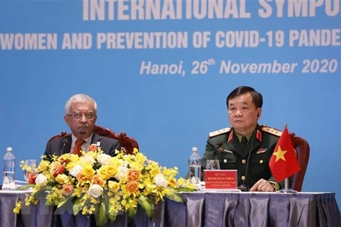 Заместитель министра обороны, генерал-полковник Хоанг Суан Чиен (справа) выступает на конференции (Фото: ВИА)