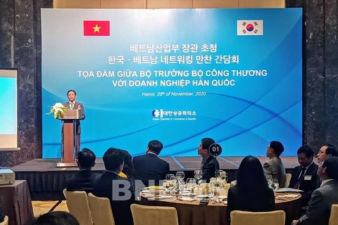Министр промышленности и торговли Чан Туан Ань выступает с речью на семинаре между своим министерством и корейскими предприятиями в Ханое 26 ноября (Фото: ВИА)