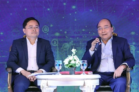 Премьер-министр Нгуен Суан Фук (справа) выступает на Techfest 2020 (Фото: Techfest)
