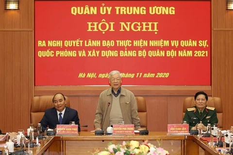 Генеральный секретарь Центрального комитета, президент Нгуен Фу Чонг (стоит) выступает на Конференции Центральной военной комиссии 30 ноября (Фото: ВИА)