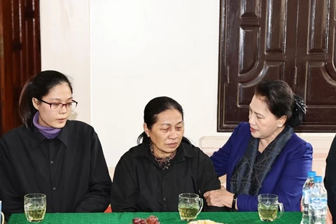 Председатель Национального собрания (НС) Нгуен Тхи Ким Нган (первая справа) посещает семью погибшего Нгуен Кань Кыонга в общине Нгилиен города Винь, провинция Нгеан, 30 ноября (Фото: ВИА)