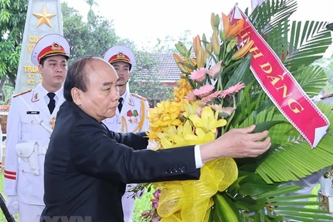 Премьер-министр Нгуен Суан Фук возложил венок покойному президенту Ле Дык Аню в Доме культуры (Источник: ВИА)